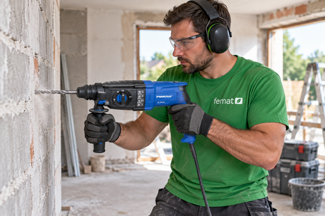 Perçage d'un mur en maçonnerie avec le marteau perforateur SDS-plus Rawlplug 850 W sur chantier